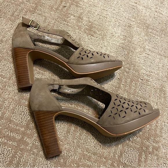 {Clarks} Artisan Peep Toe Block Heel Platform Sandals ~ Size 7 - Picture 5 of 16